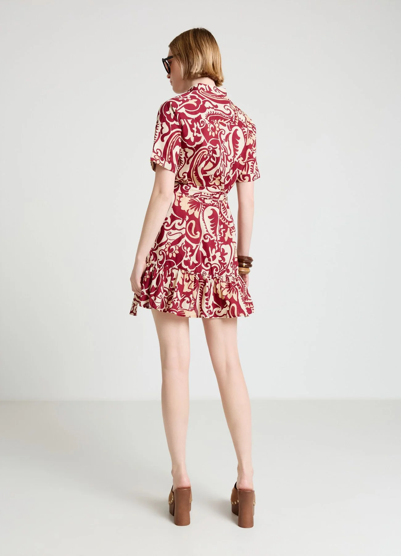 Abito con stampa paisley e balza