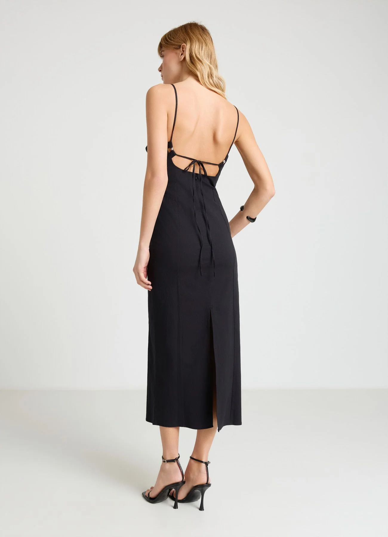 Abito lungo con cut-out e perline