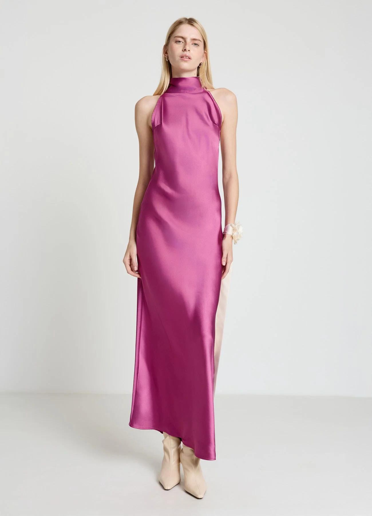 Abito lungo similsatin con collo all’americana