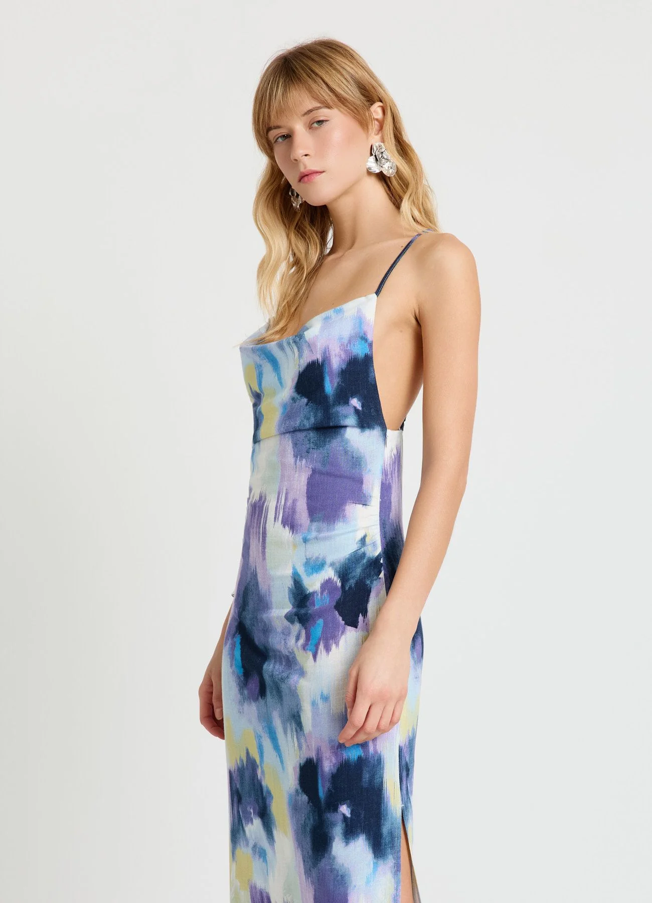 Abito sciallato con stampa tie-dye e spalline incrociate