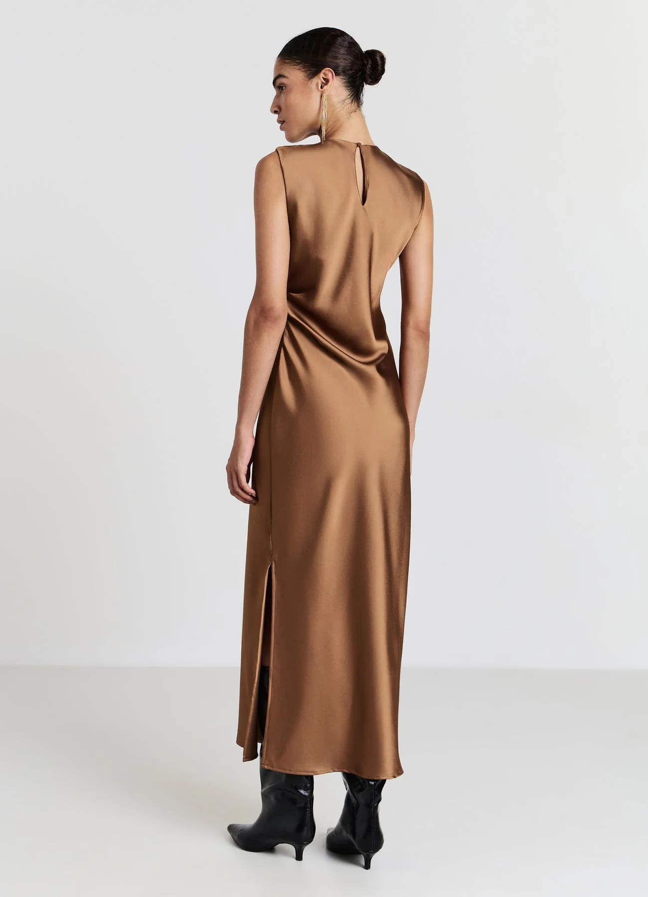 Abito simil satin con anello