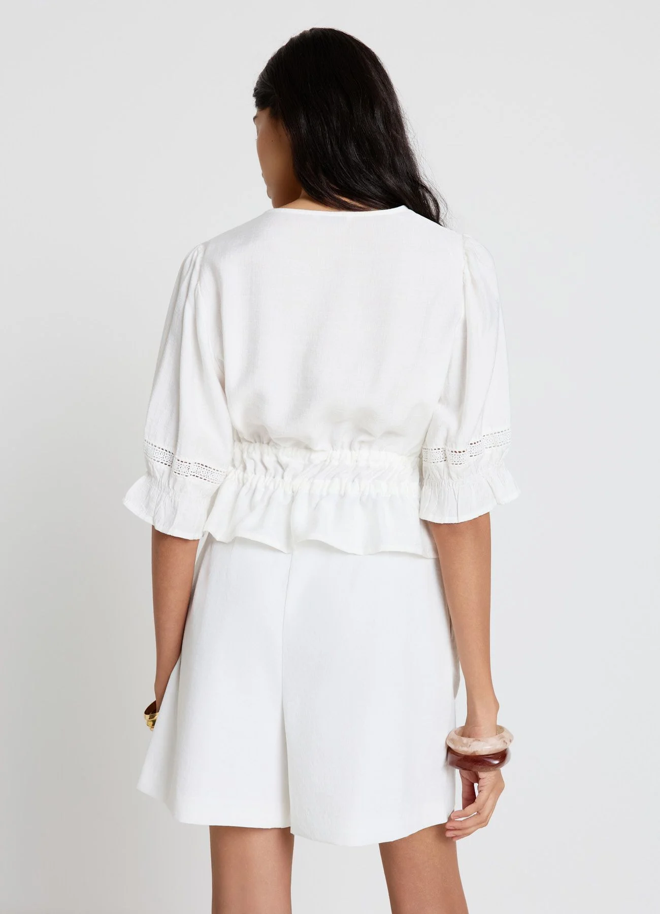 Blusa ajour con scollo a V e laccetti - Image 2