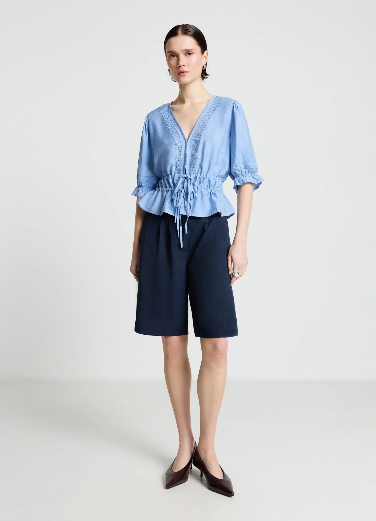 Blusa ajour con scollo a v e laccetti