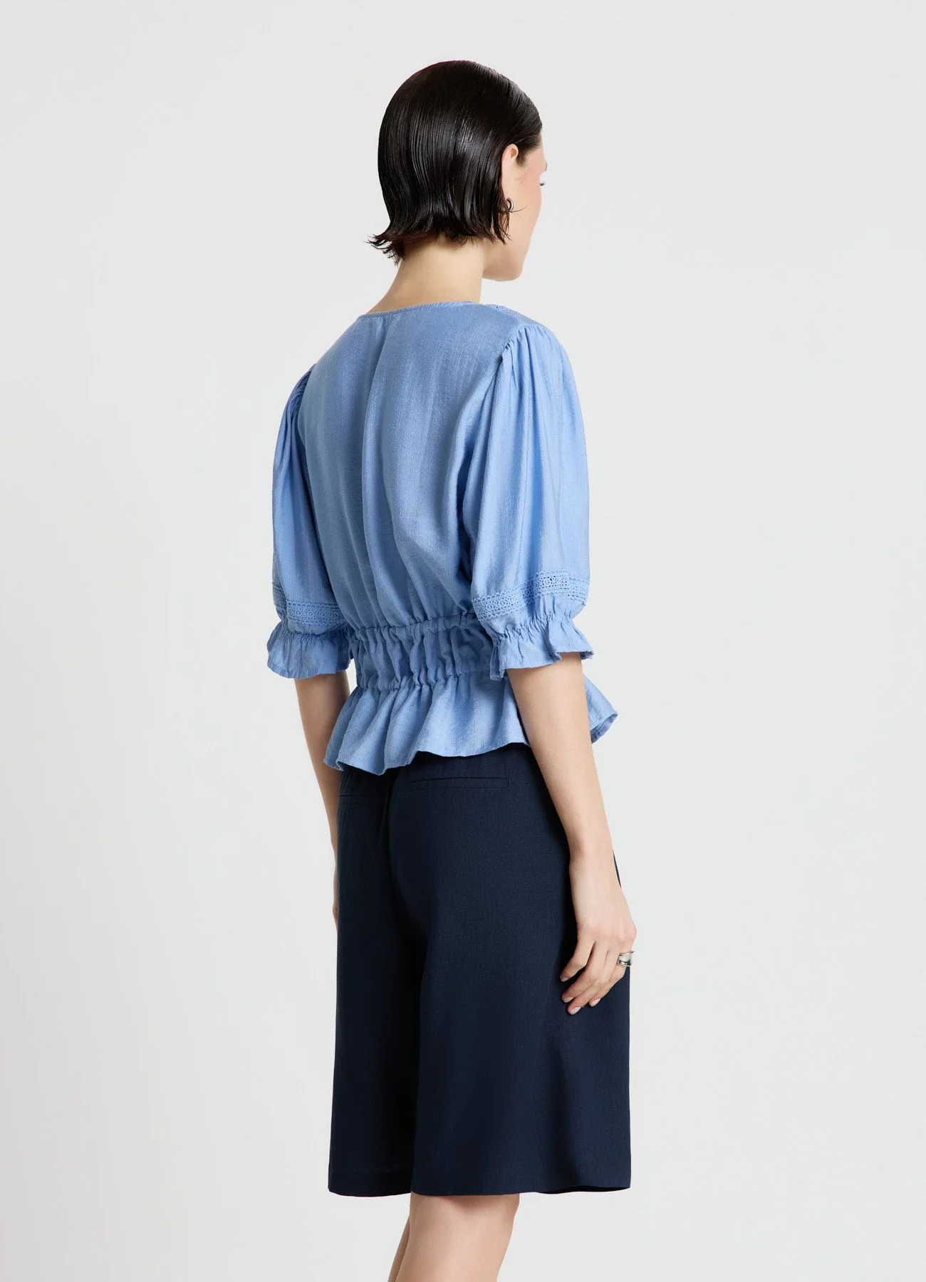 Blusa ajour con scollo a v e laccetti - Image 3