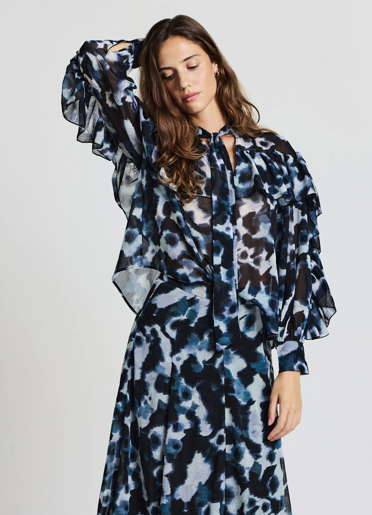 Blusa con fiocco e volant