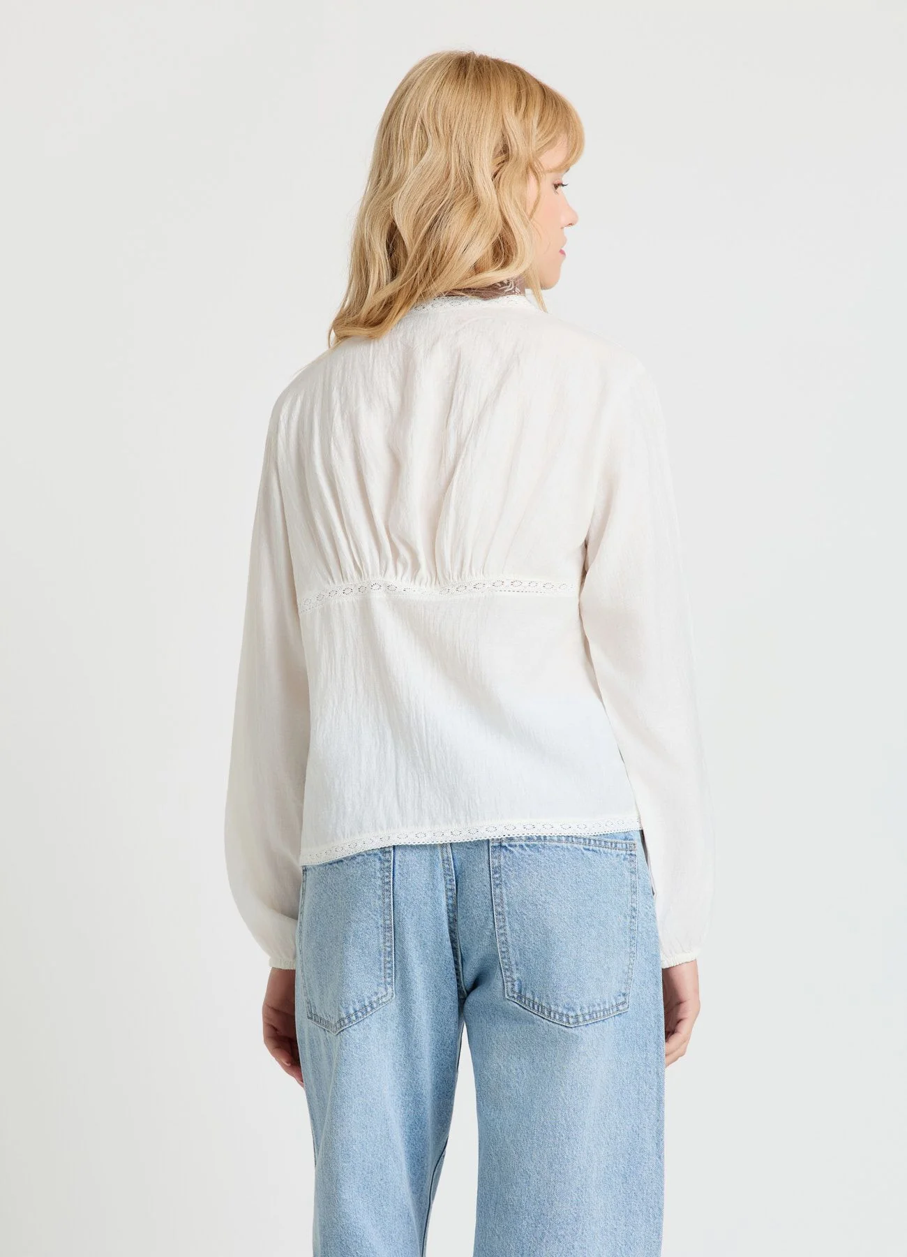 Blusa con laccetti e inserti in macramè
