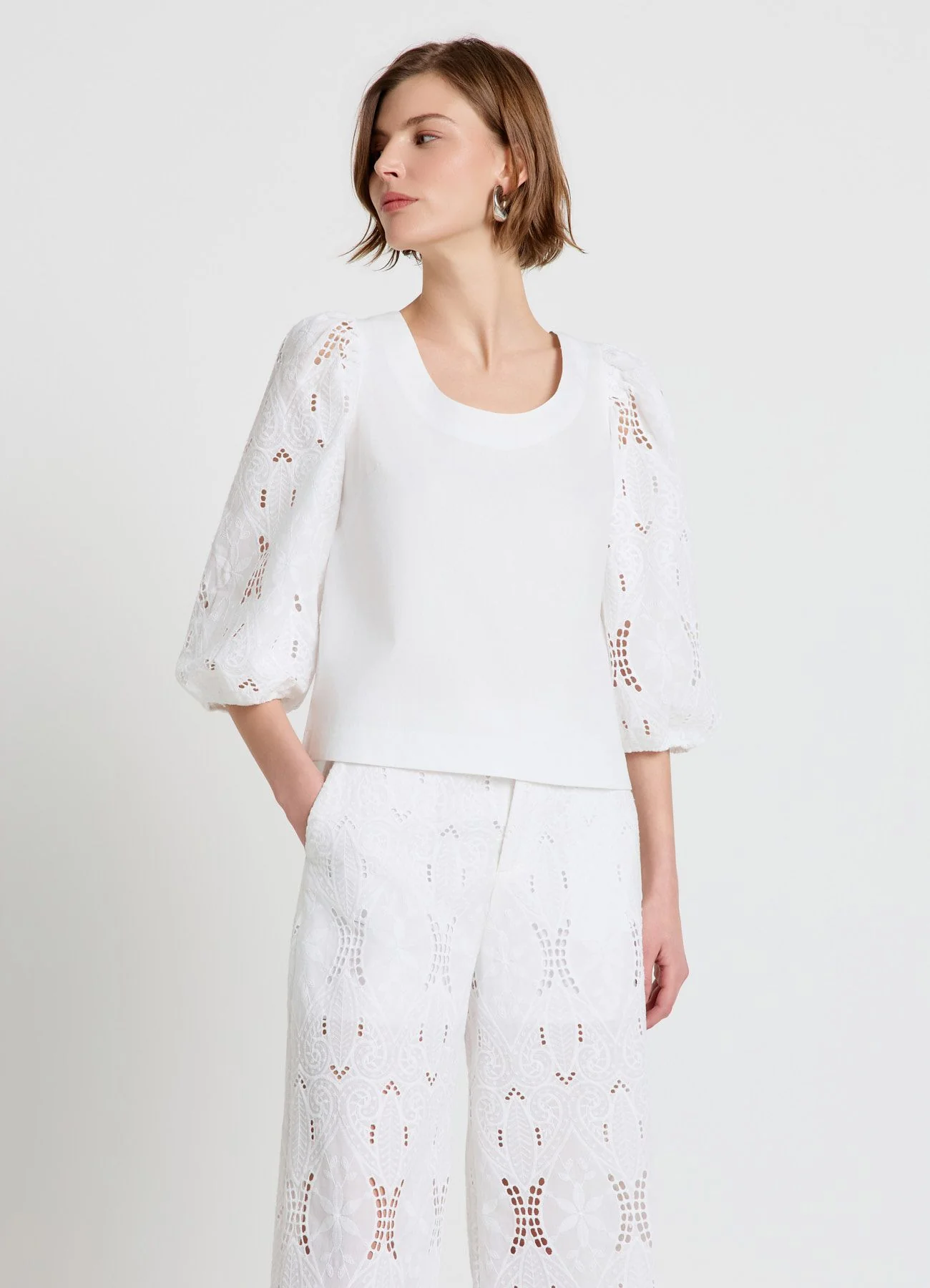 Blusa con maniche sangallo e scollo ampio - Image 7
