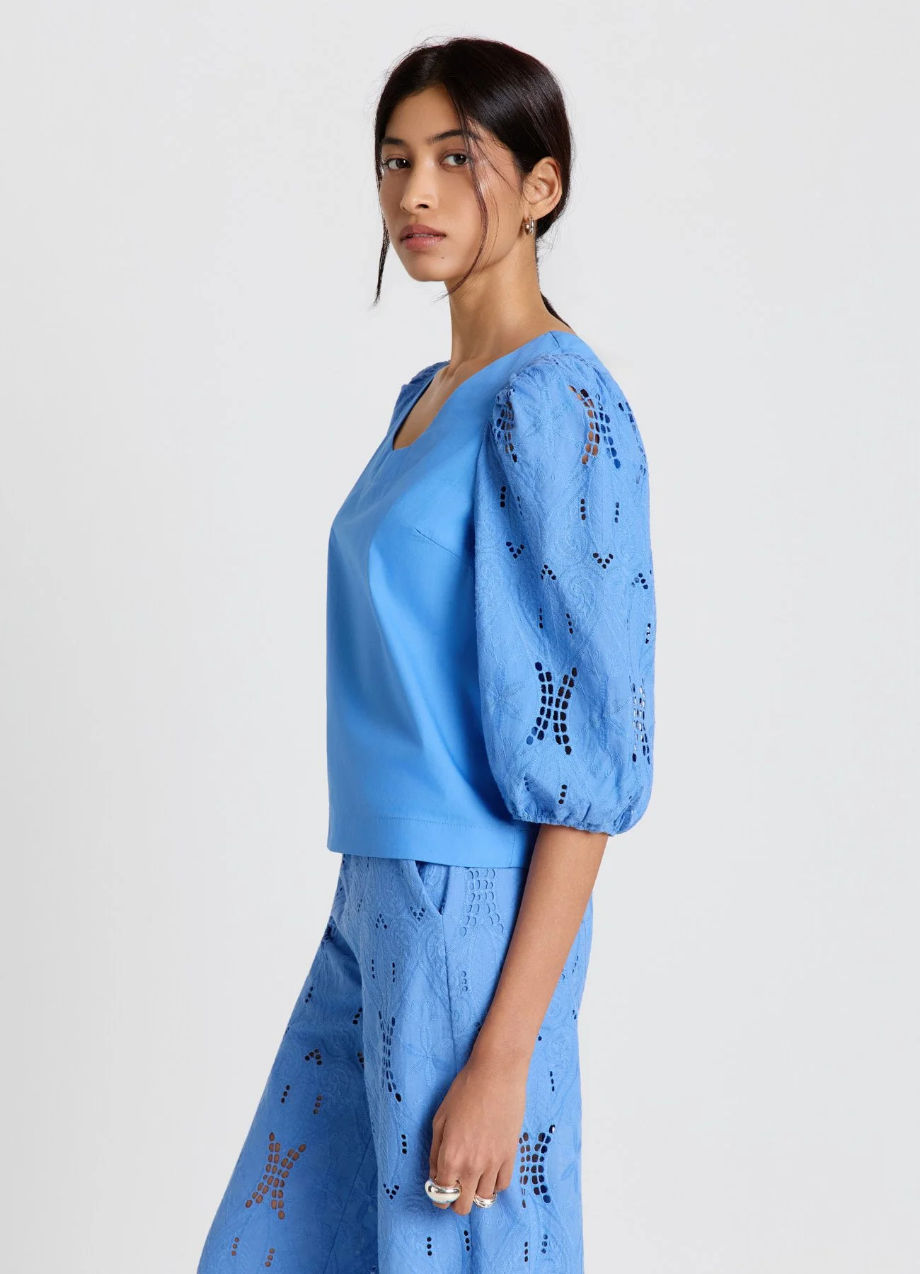 Blusa con maniche sangallo e scollo ampio - Image 2