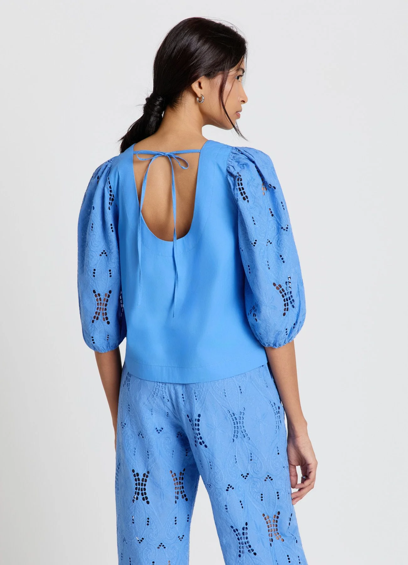 Blusa con maniche sangallo e scollo ampio - Image 3