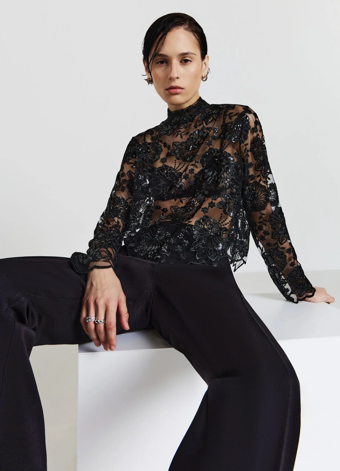 Blusa con paillettes e ricamo floreale