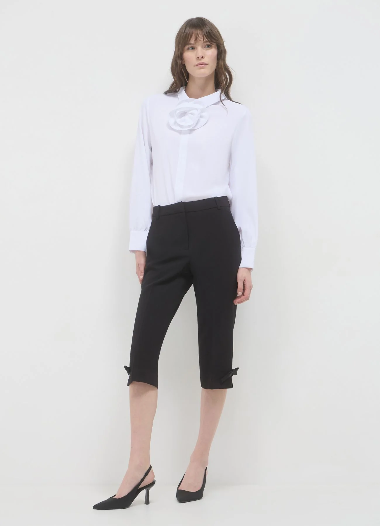 Blusa con rosa applicata