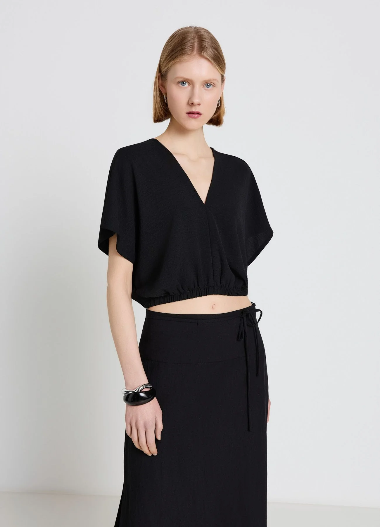 Blusa con scollo a V e orlo con elastico - Image 2