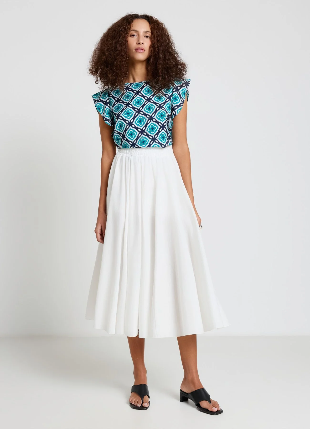 Blusa con stampa geometrica e maniche a rouche - Image 2