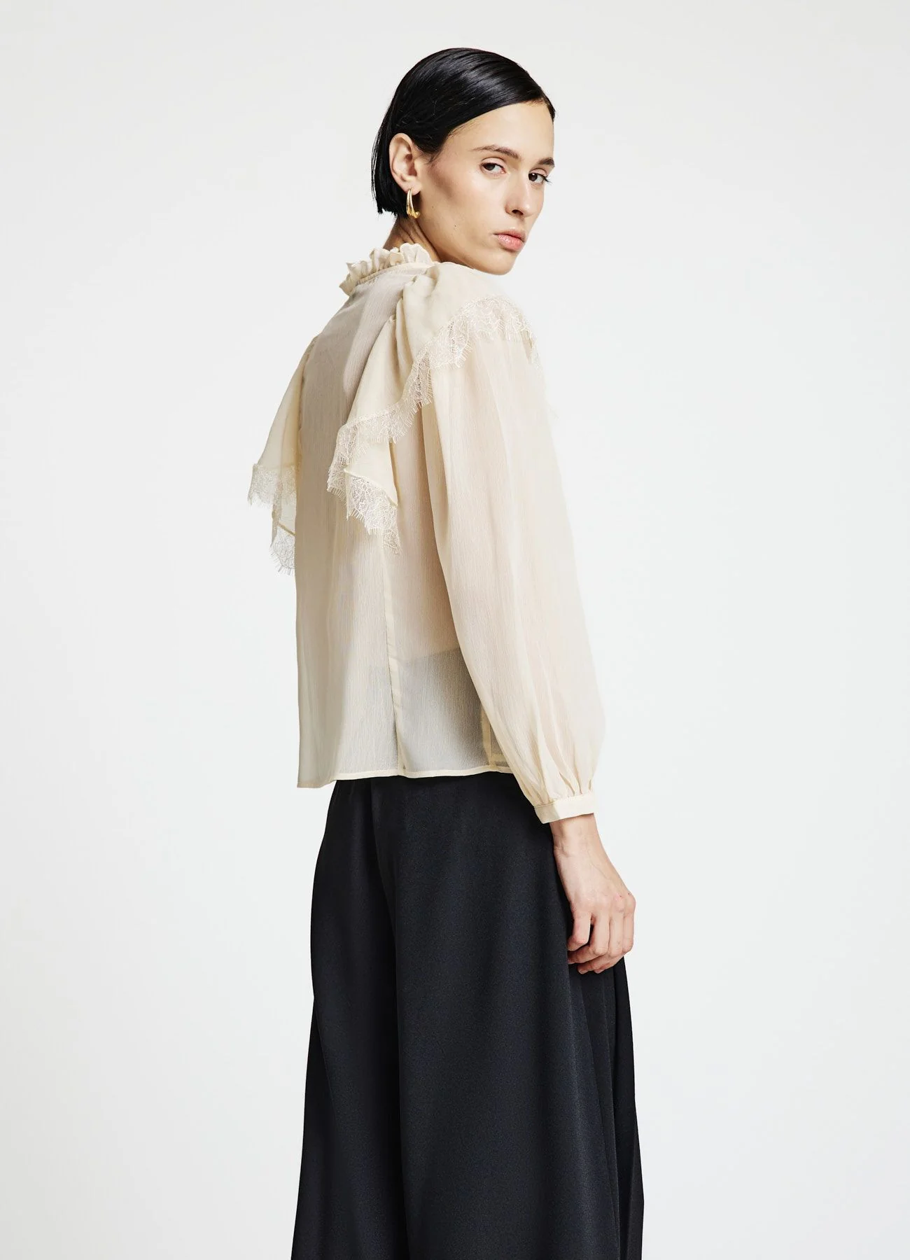 Blusa con volant e dettagli pizzo