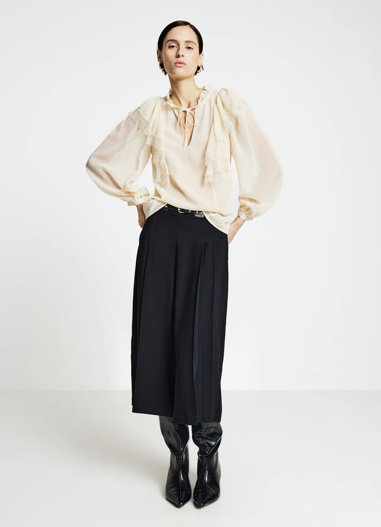 Blusa con volant e dettagli pizzo - Image 2