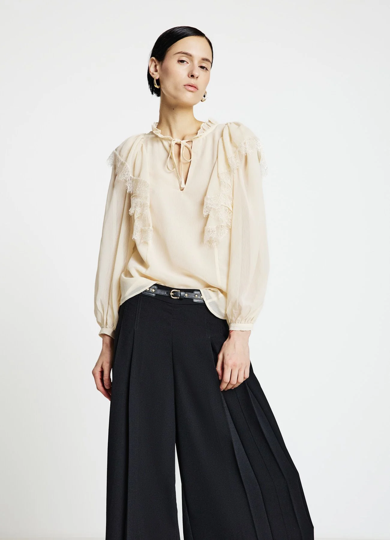 Blusa con volant e dettagli pizzo - Image 3