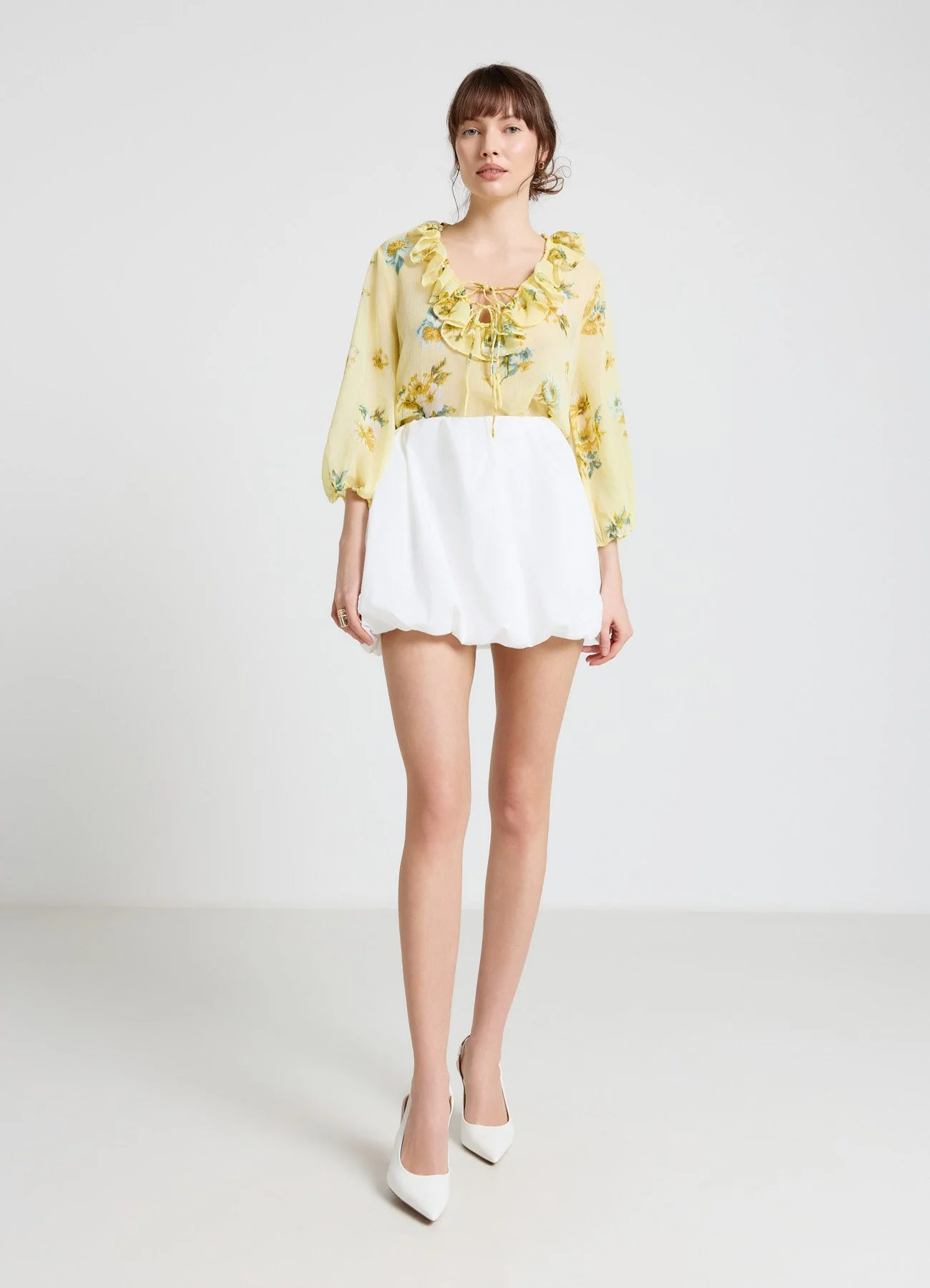 Blusa con volant e laccetti a stampa floreale