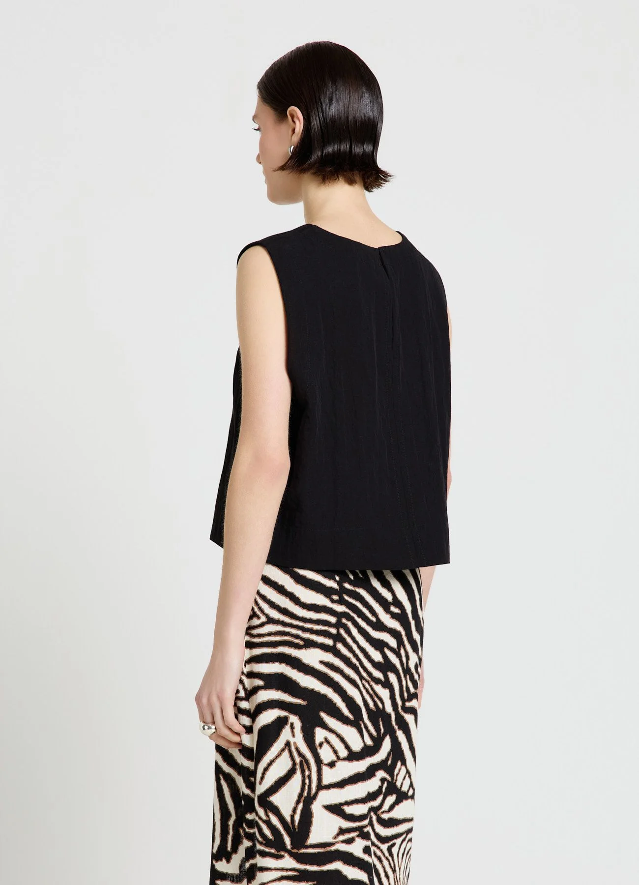 Blusa smanicata a tinta unita - Image 2