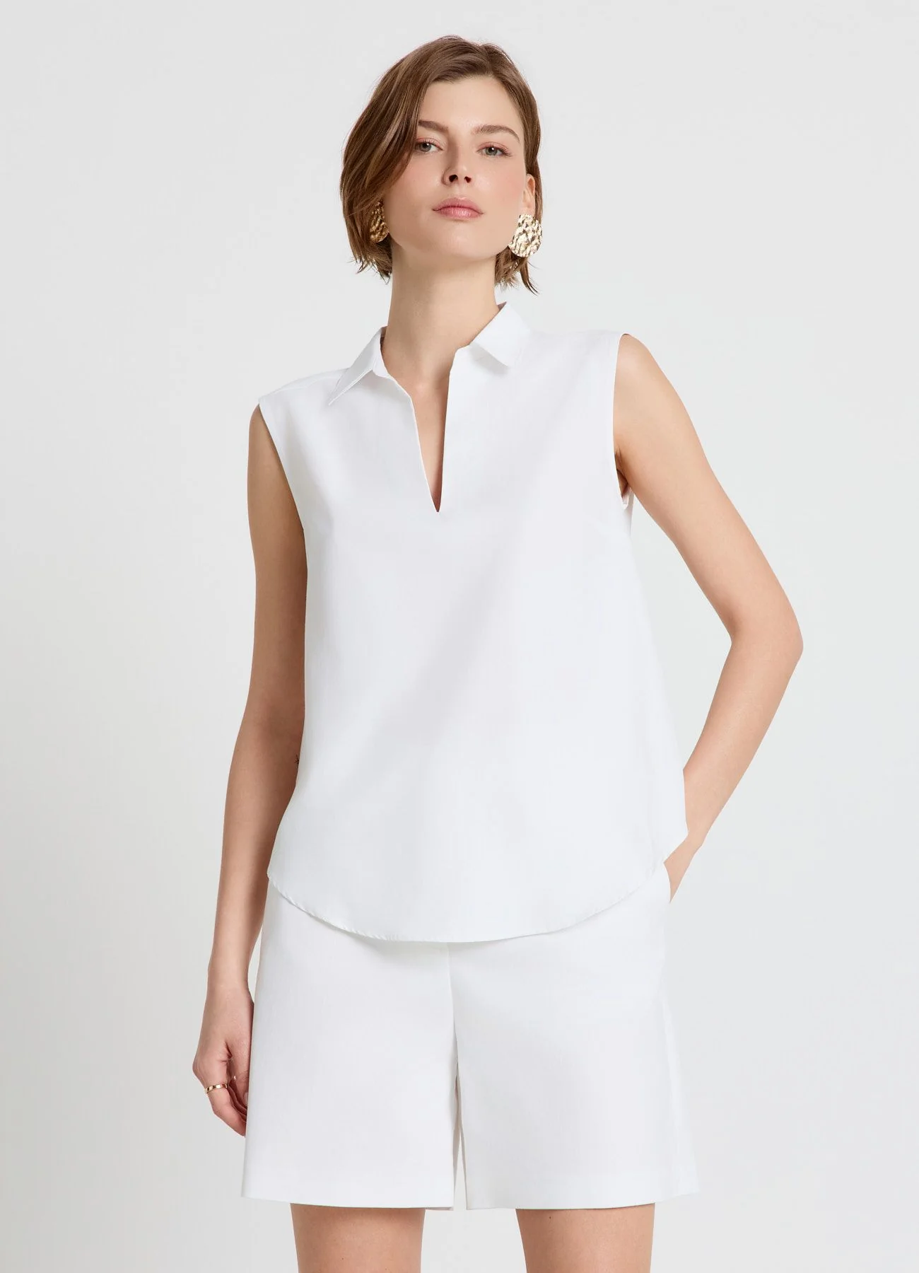 Blusa smanicata con colletto classico e scollo a V - Image 3