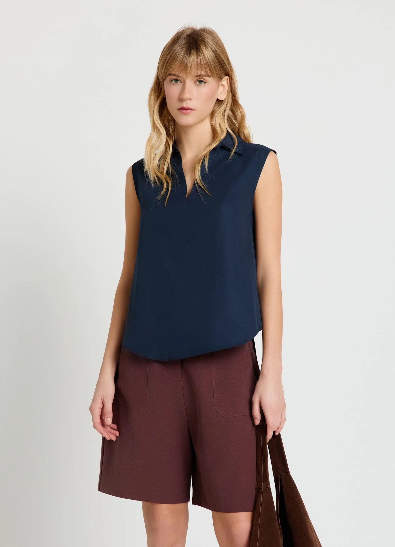 Blusa smanicata con colletto classico e scollo a V - Image 2