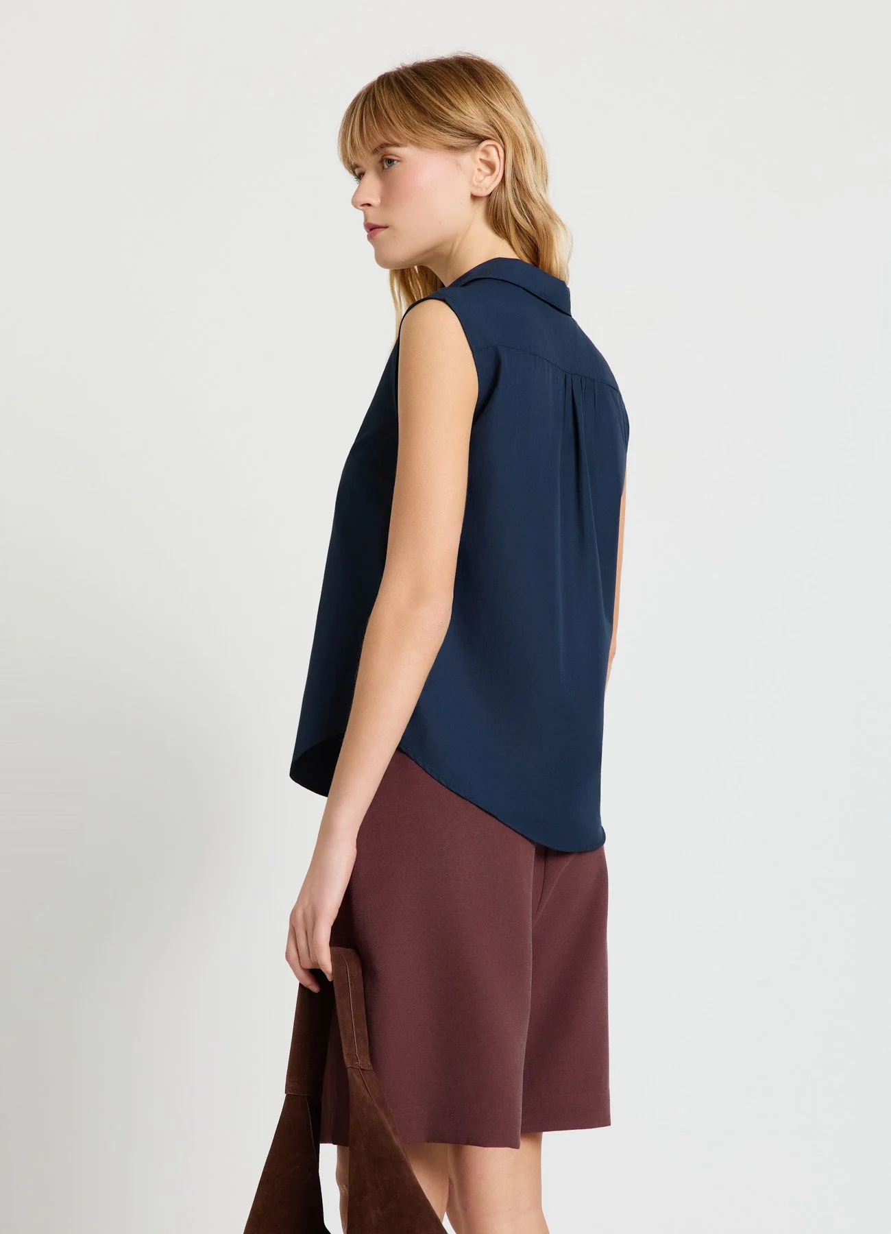 Blusa smanicata con colletto classico e scollo a V - Image 3