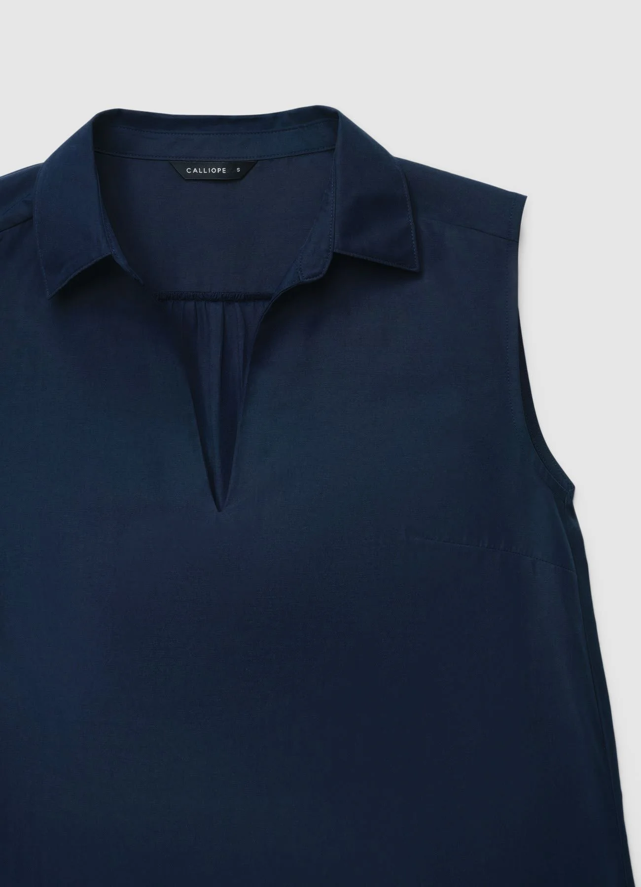 Blusa smanicata con colletto classico e scollo a V - Image 4