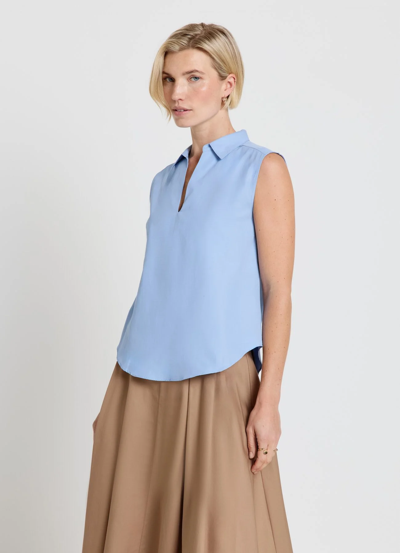 Blusa smanicata con colletto classico e scollo a V - Image 2