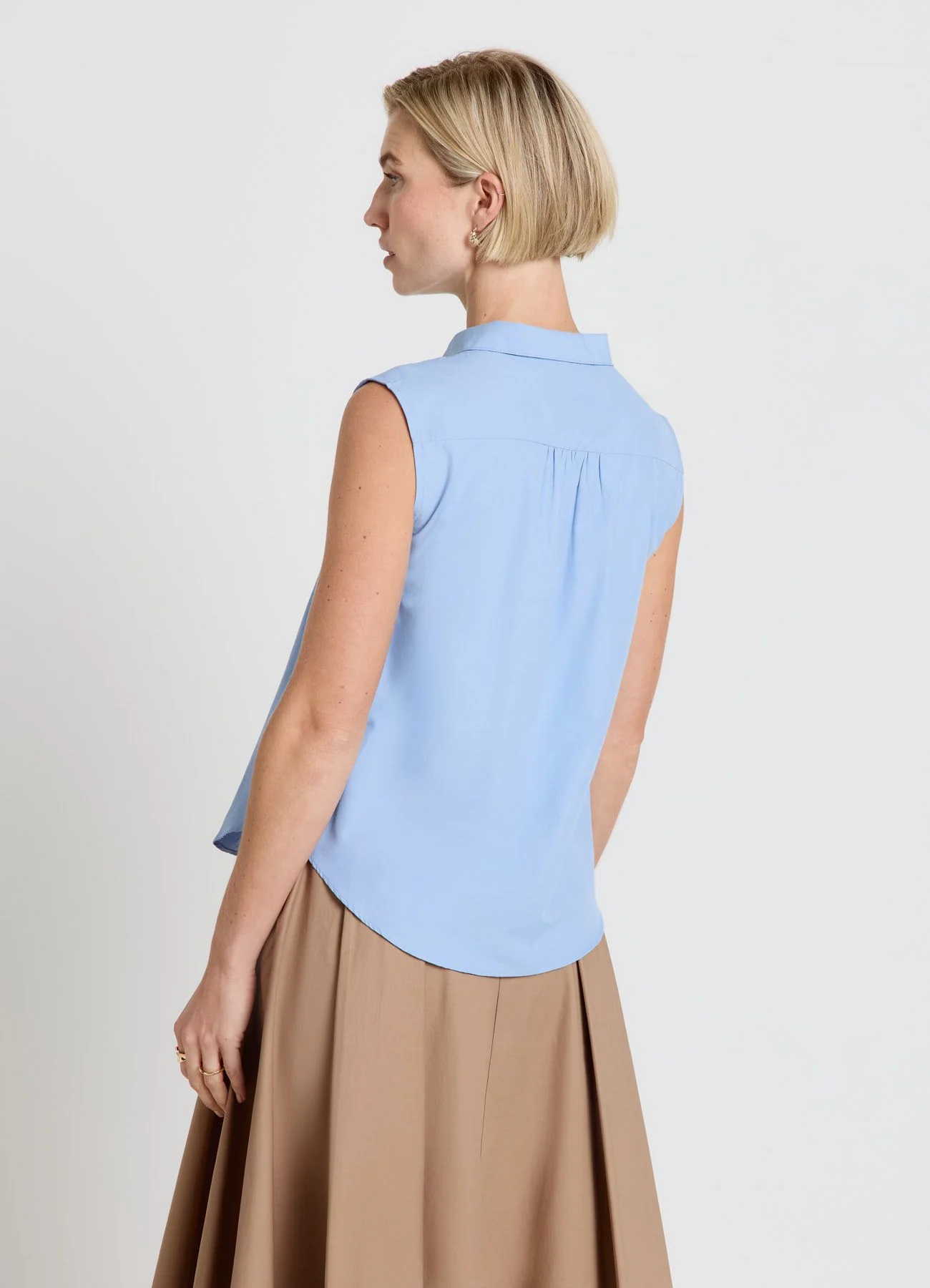 Blusa smanicata con colletto classico e scollo a V - Image 3