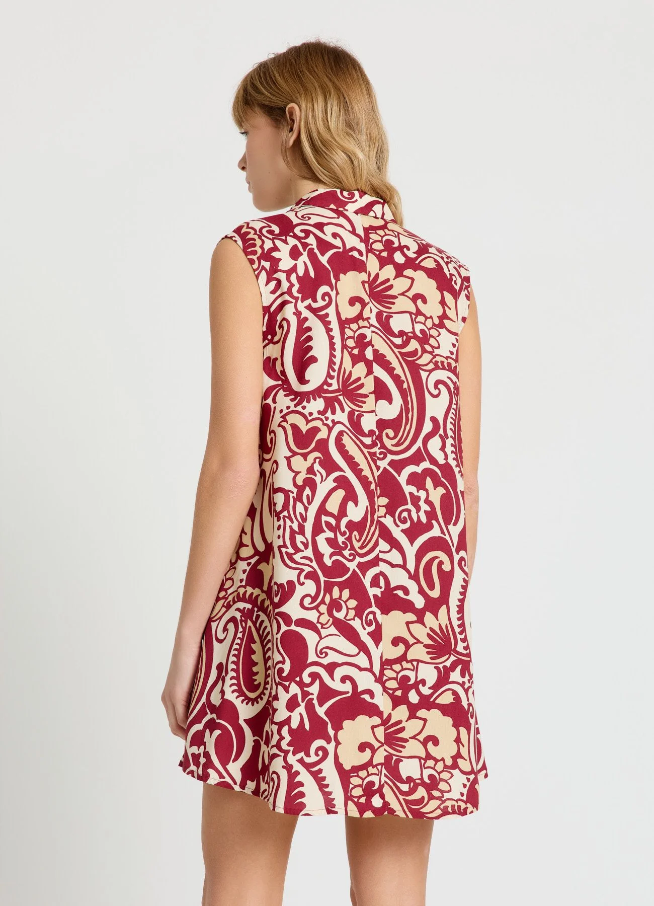 Blusa smanicata stampa foglie