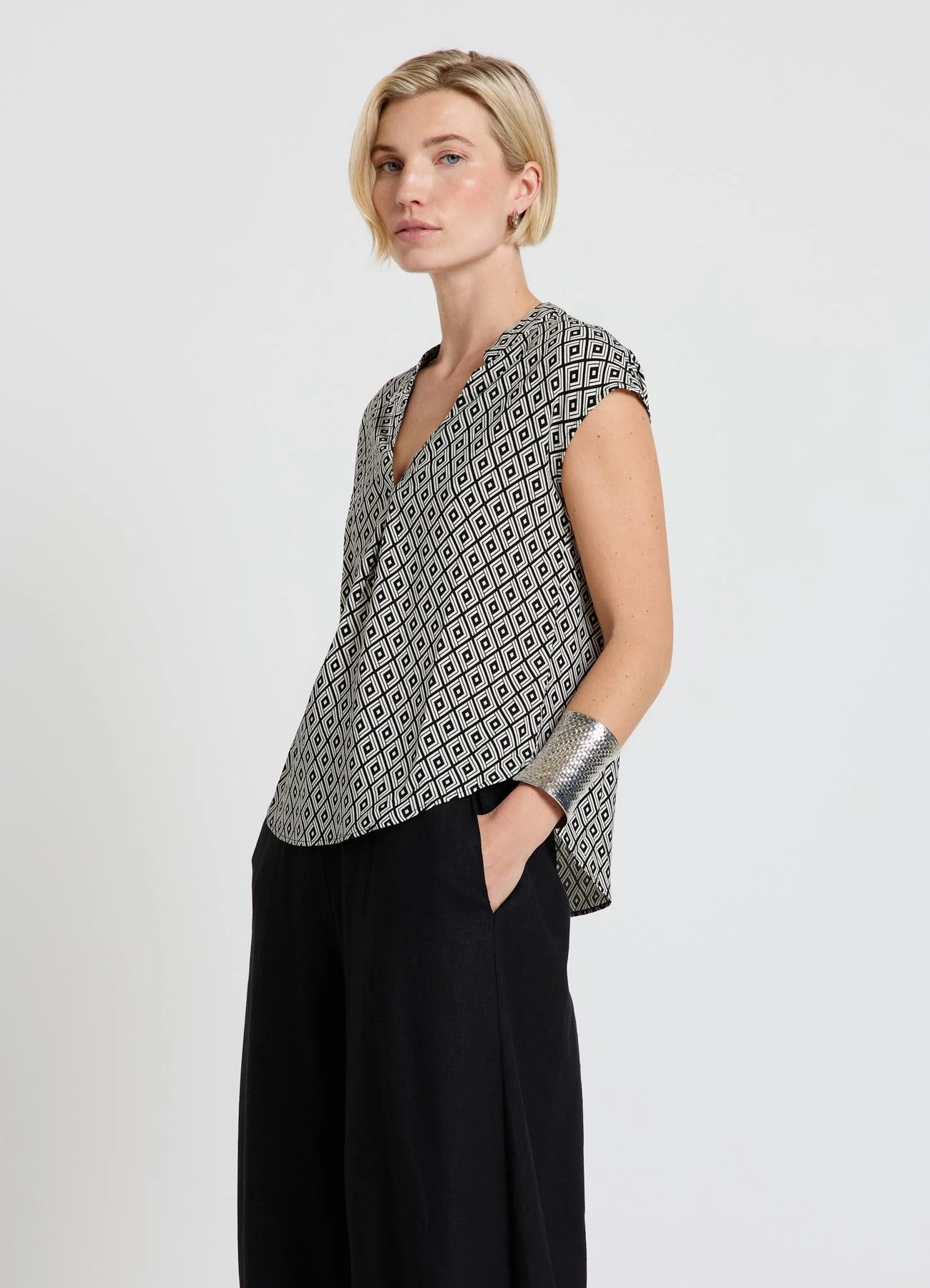 Camicia a maniche corte con stampa geometrica e collo coreano - Image 2