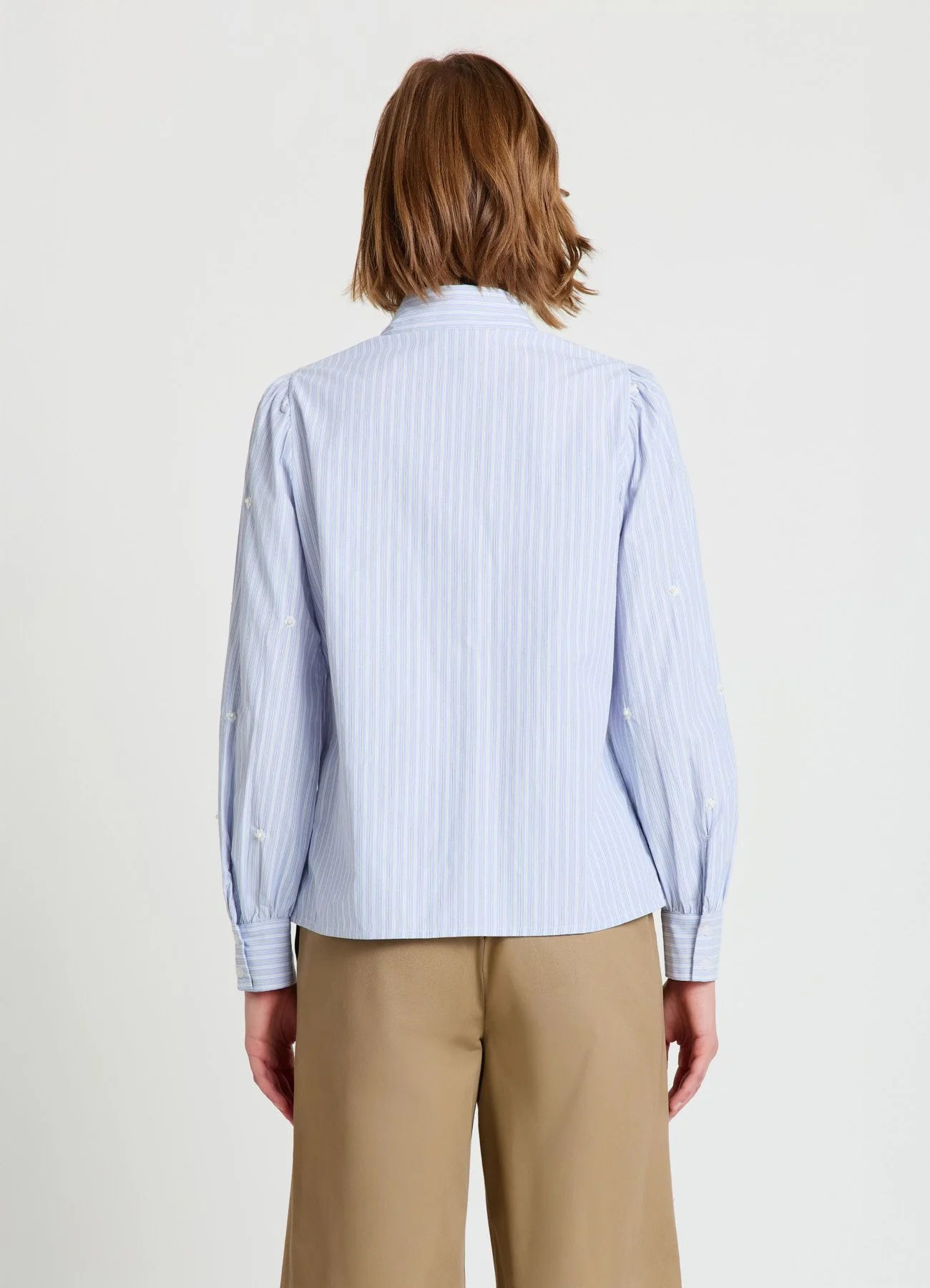 Camicia a righe con ricami e perle