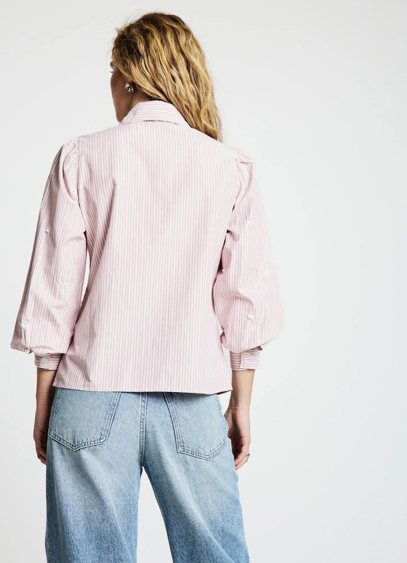Camicia a righe con ricami e perle