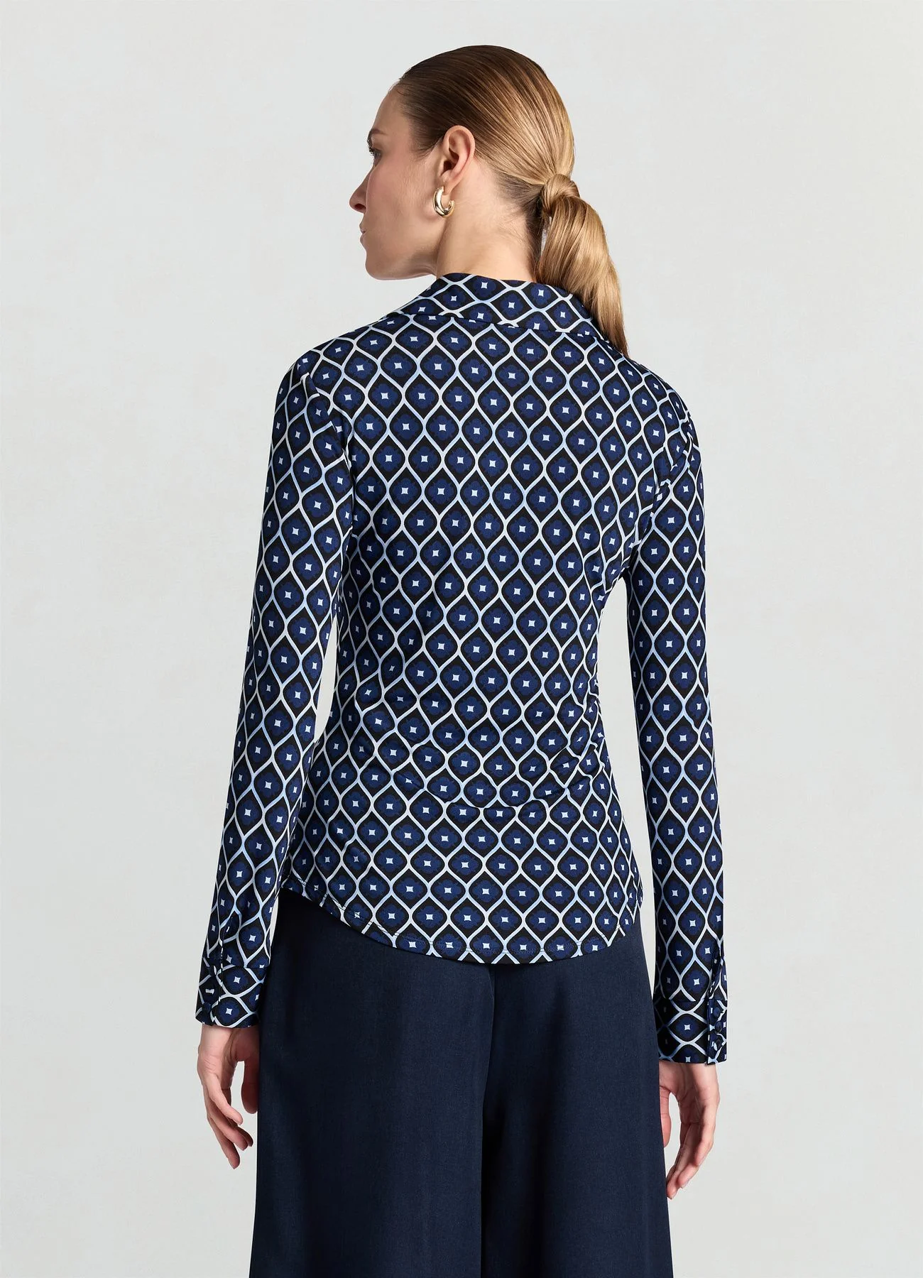 Camicia aderente con stampa geometrica