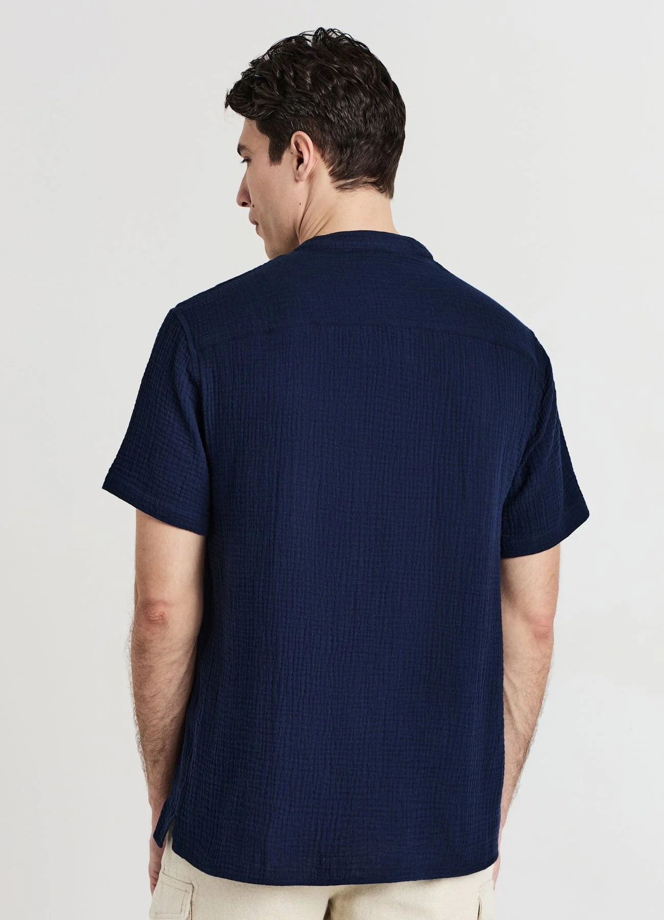 Camicia bottoncini tessuto goffrato