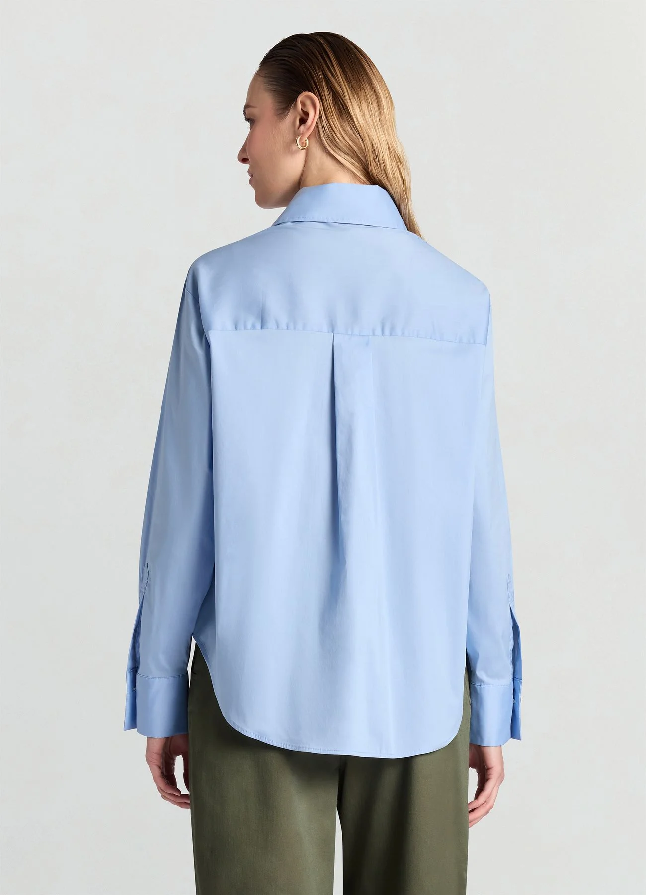 Camicia classica e bottoni gioiello