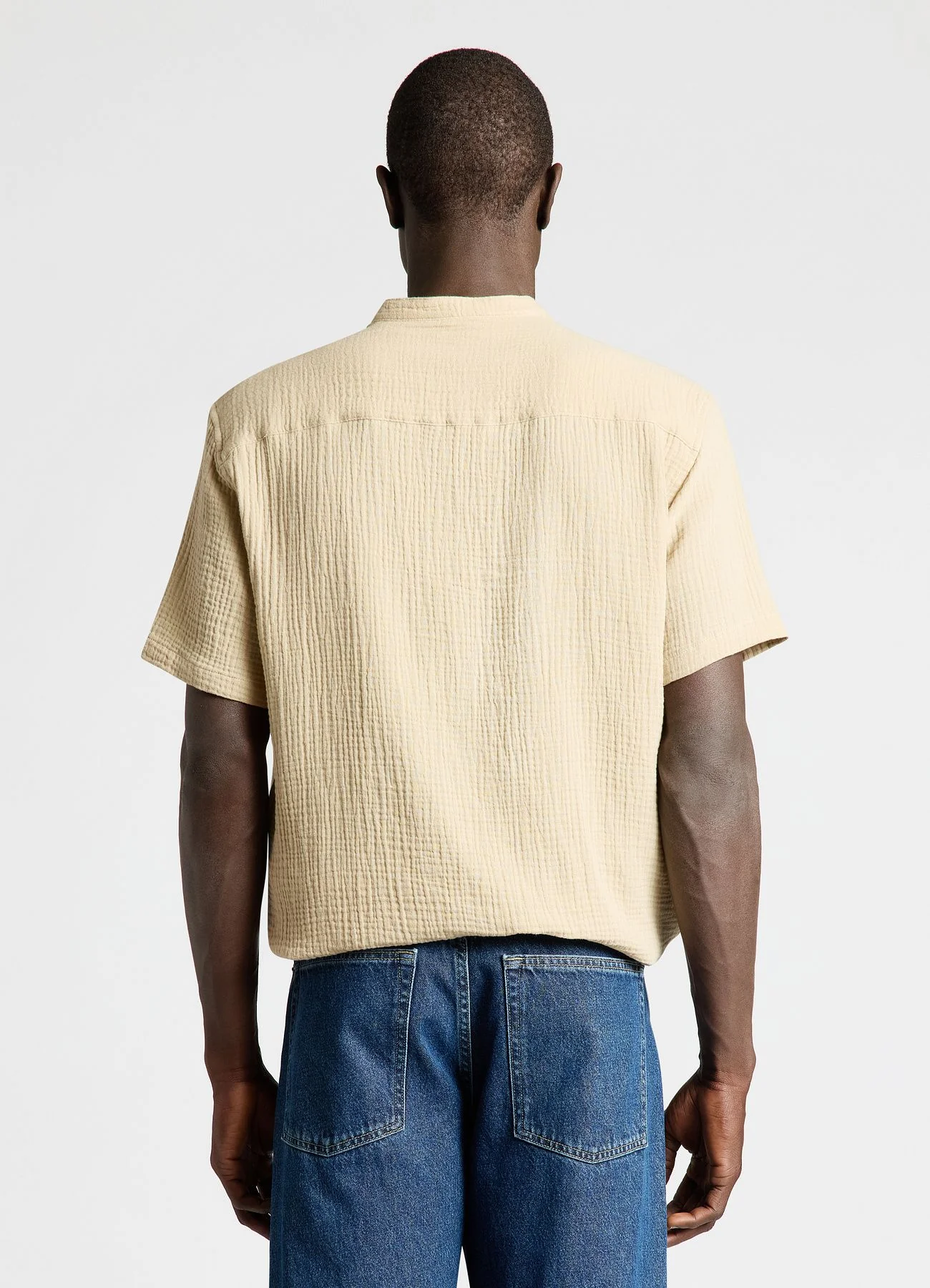 Camicia con collo alla coreana e bottoni
