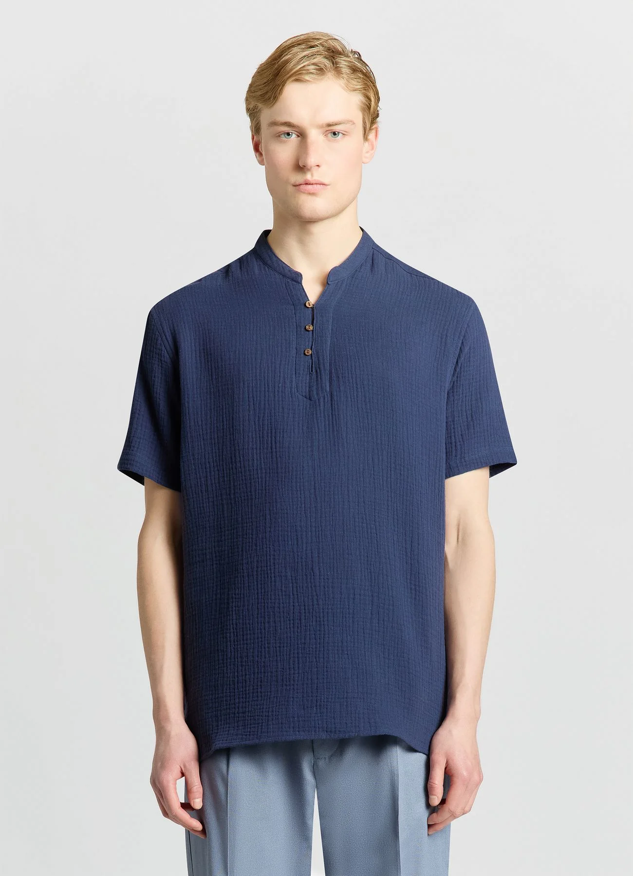 Camicia con collo alla coreana e bottoni