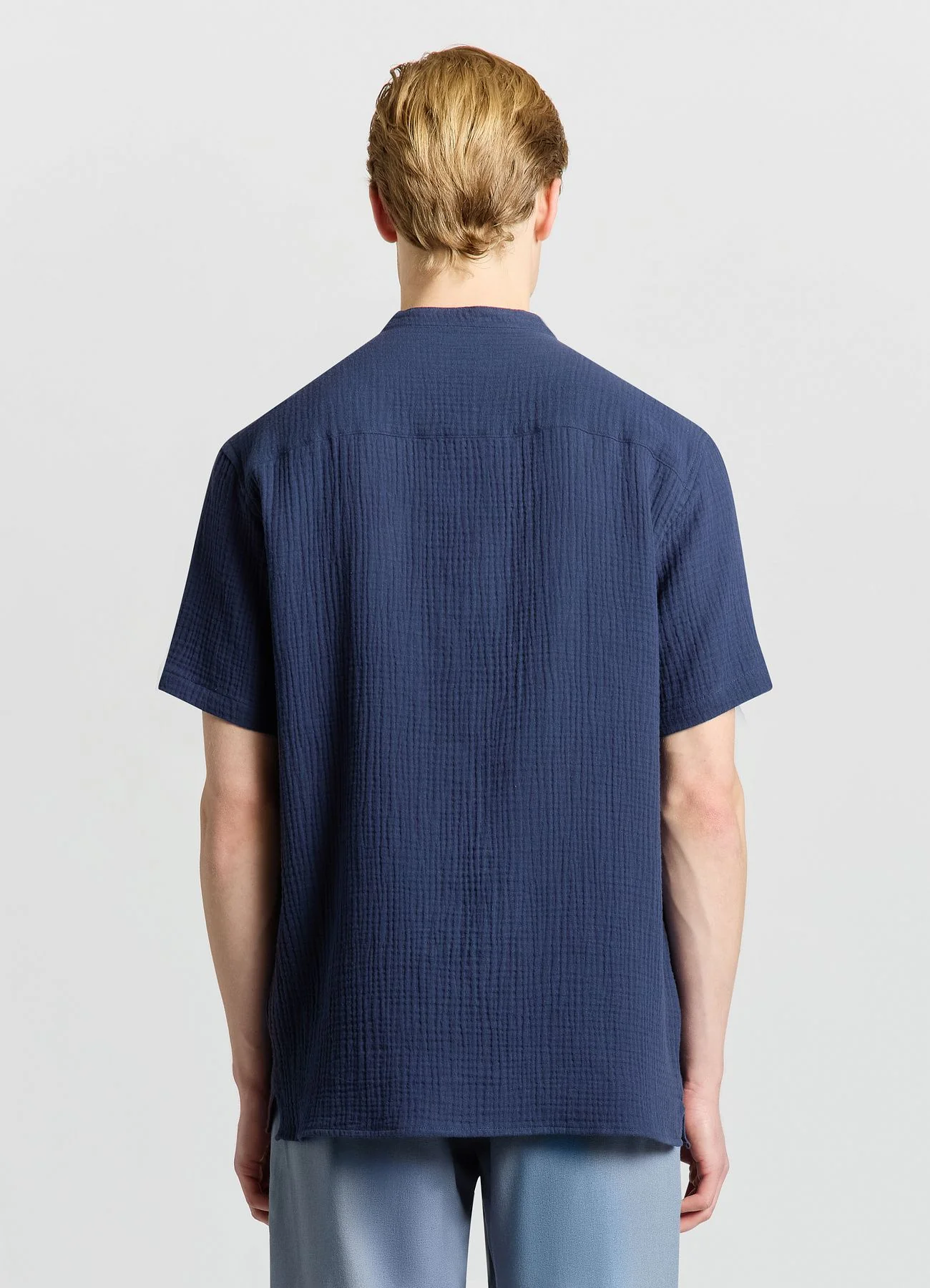 Camicia con collo alla coreana e bottoni - Image 3