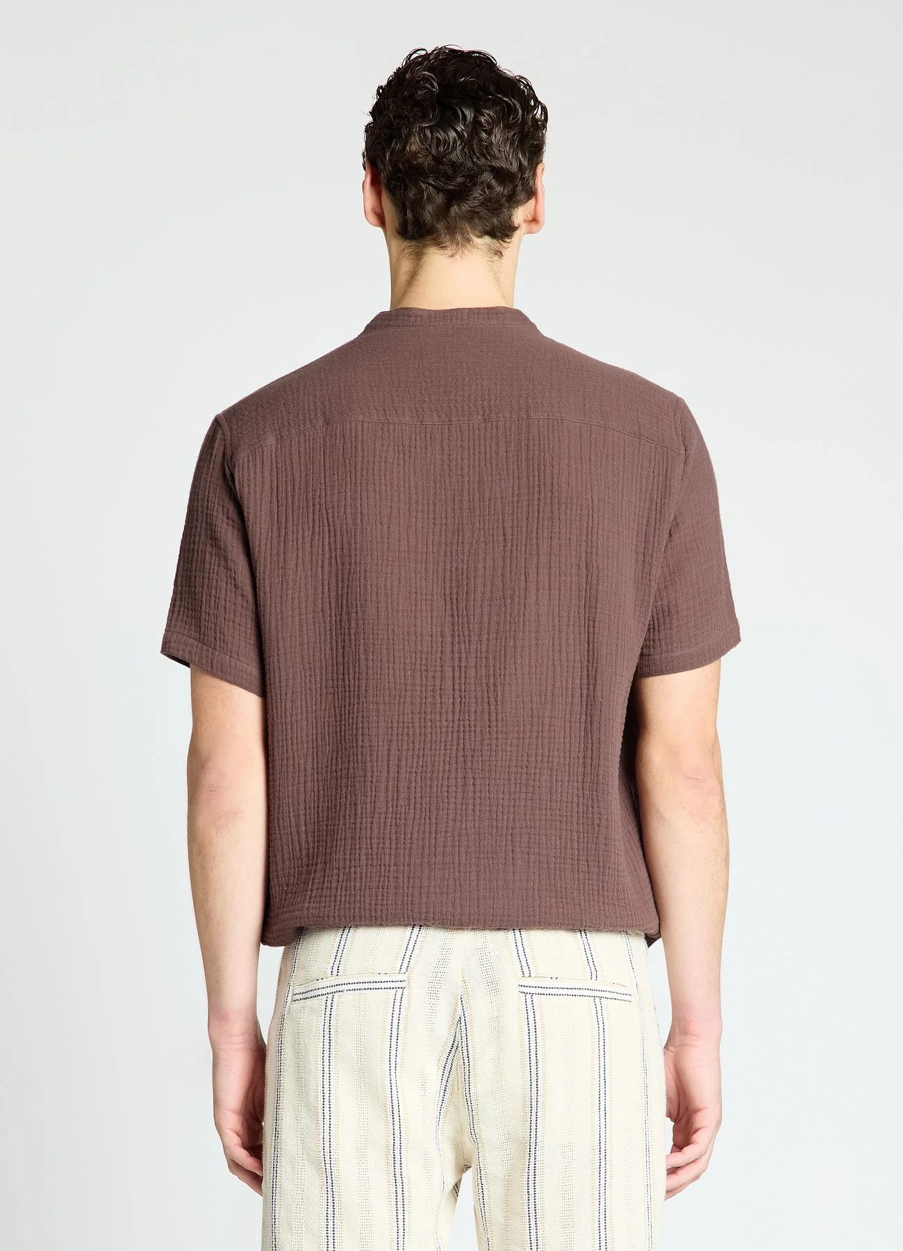 Camicia con collo alla coreana e bottoni