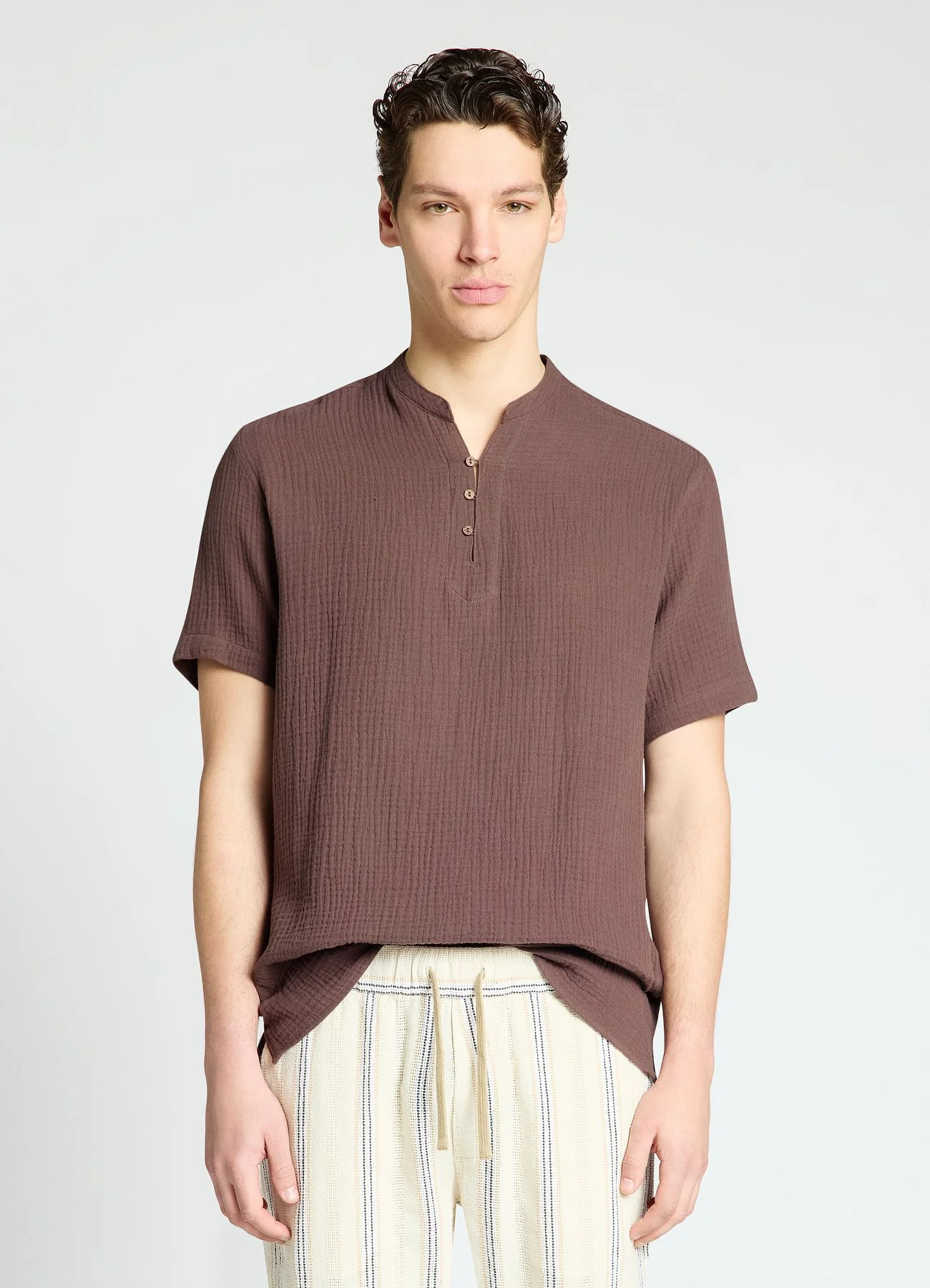 Camicia con collo alla coreana e bottoni - Image 3