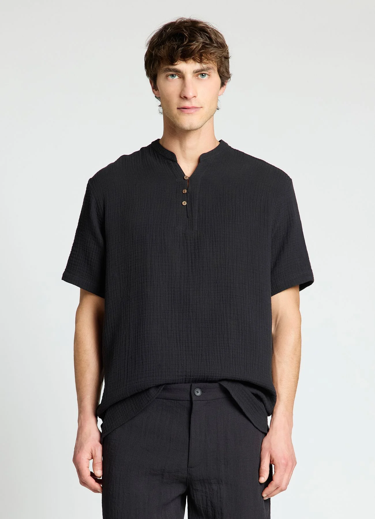Camicia con collo alla coreana e bottoni - Image 2