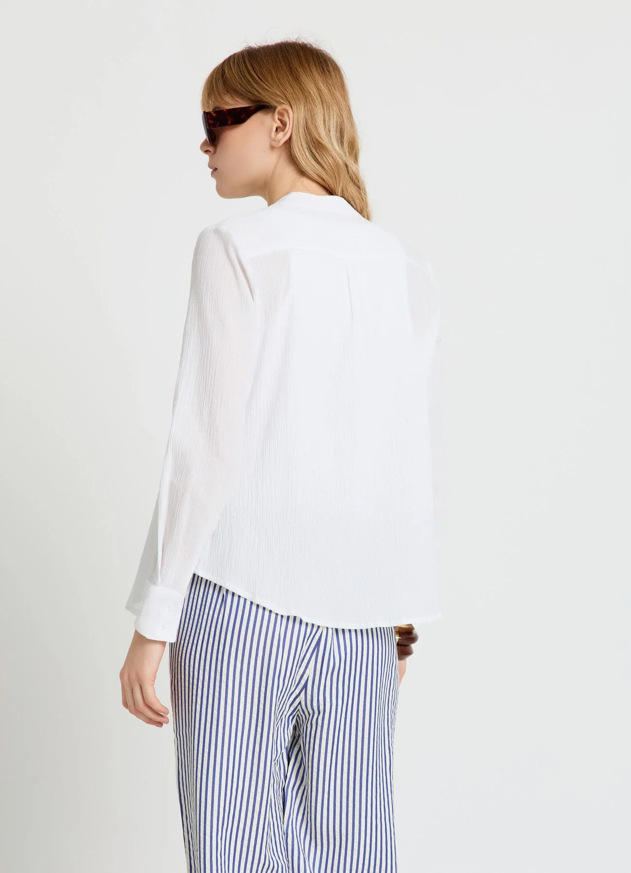 Camicia con collo alla coreana e bottoni - Image 3