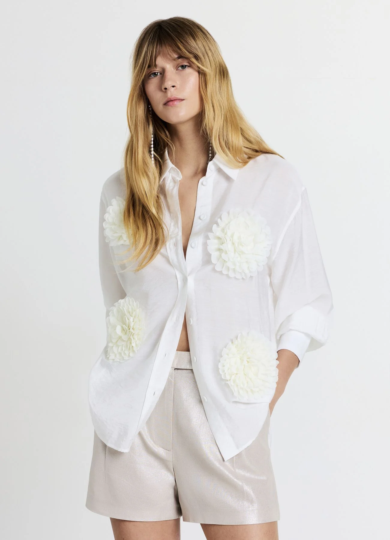 Camicia con fiori applicati