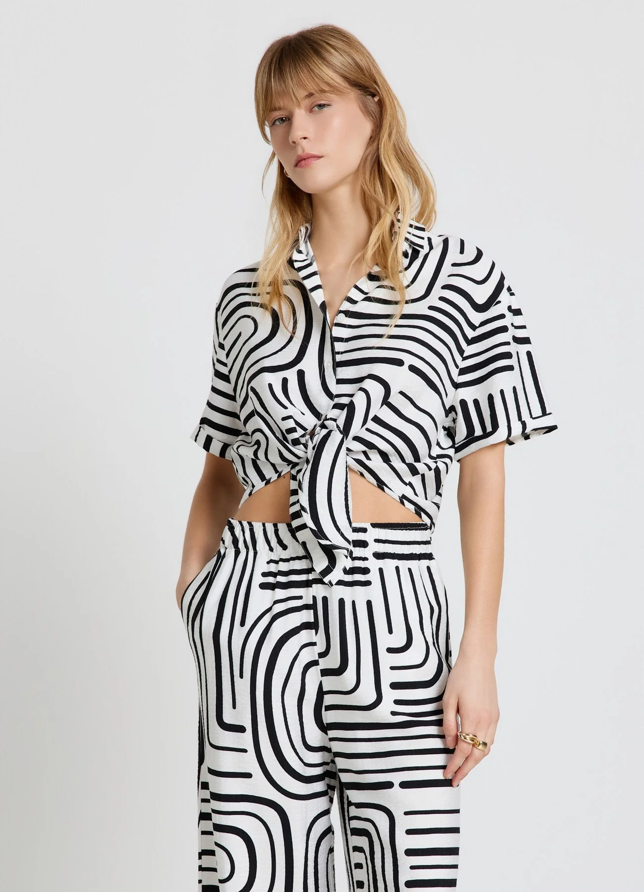 Camicia con nodo e stampa grafica