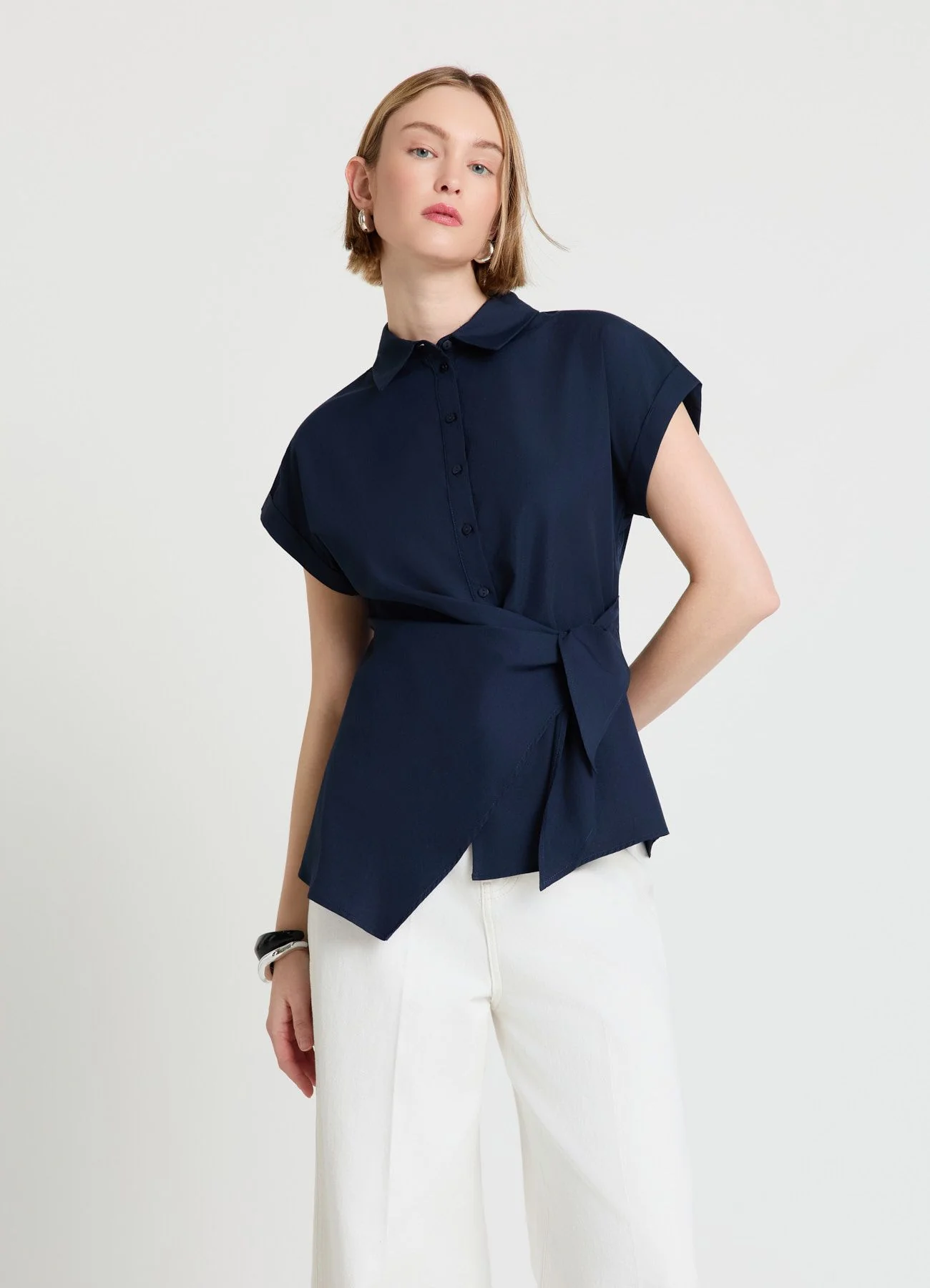 Camicia con nodo sul fianco e mezza abbottonatura - Image 2
