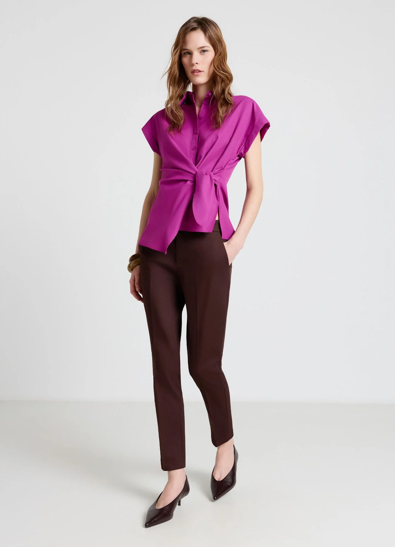 Camicia con nodo sul fianco e mezza abbottonatura