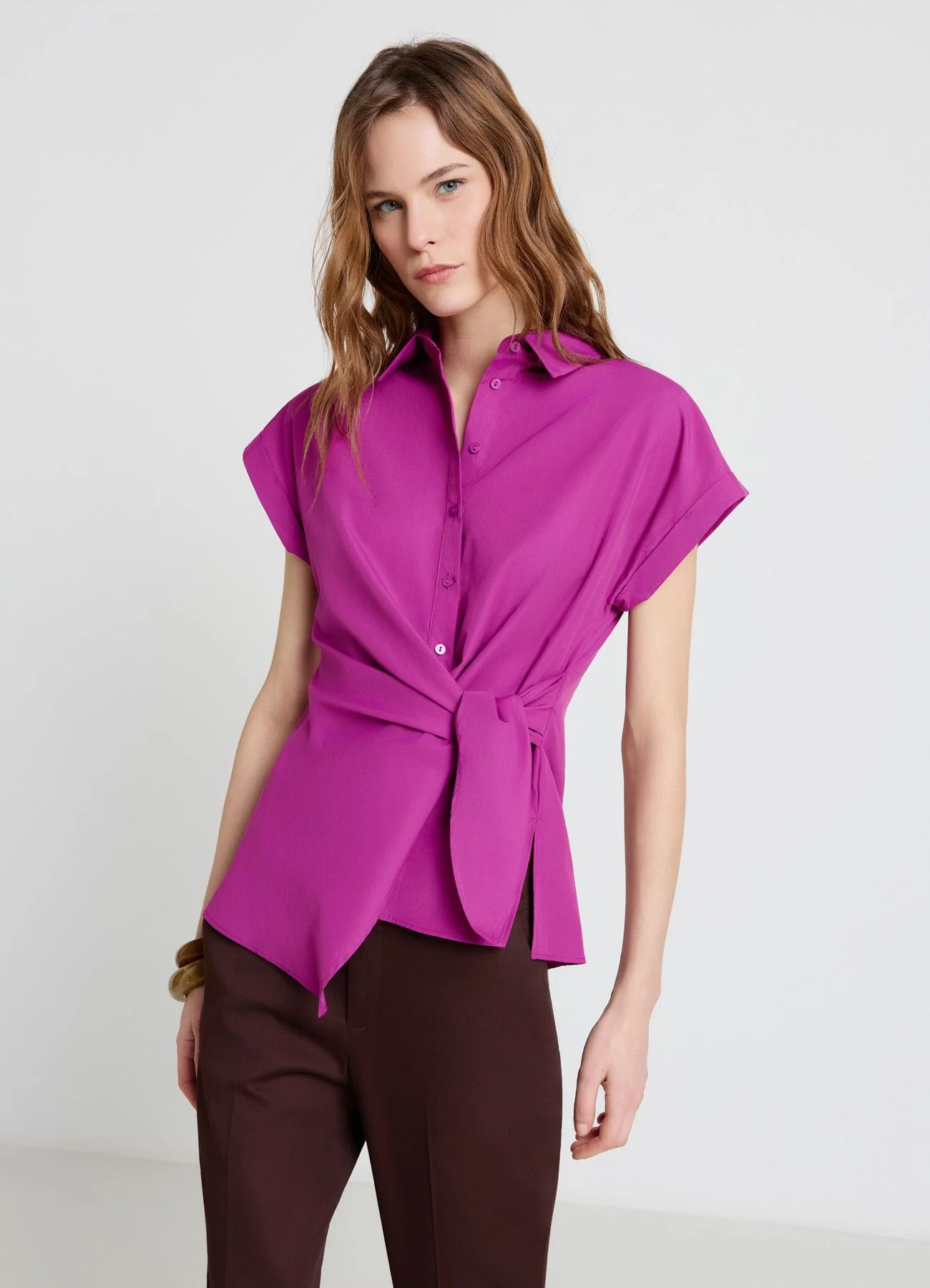 Camicia con nodo sul fianco e mezza abbottonatura - Image 2