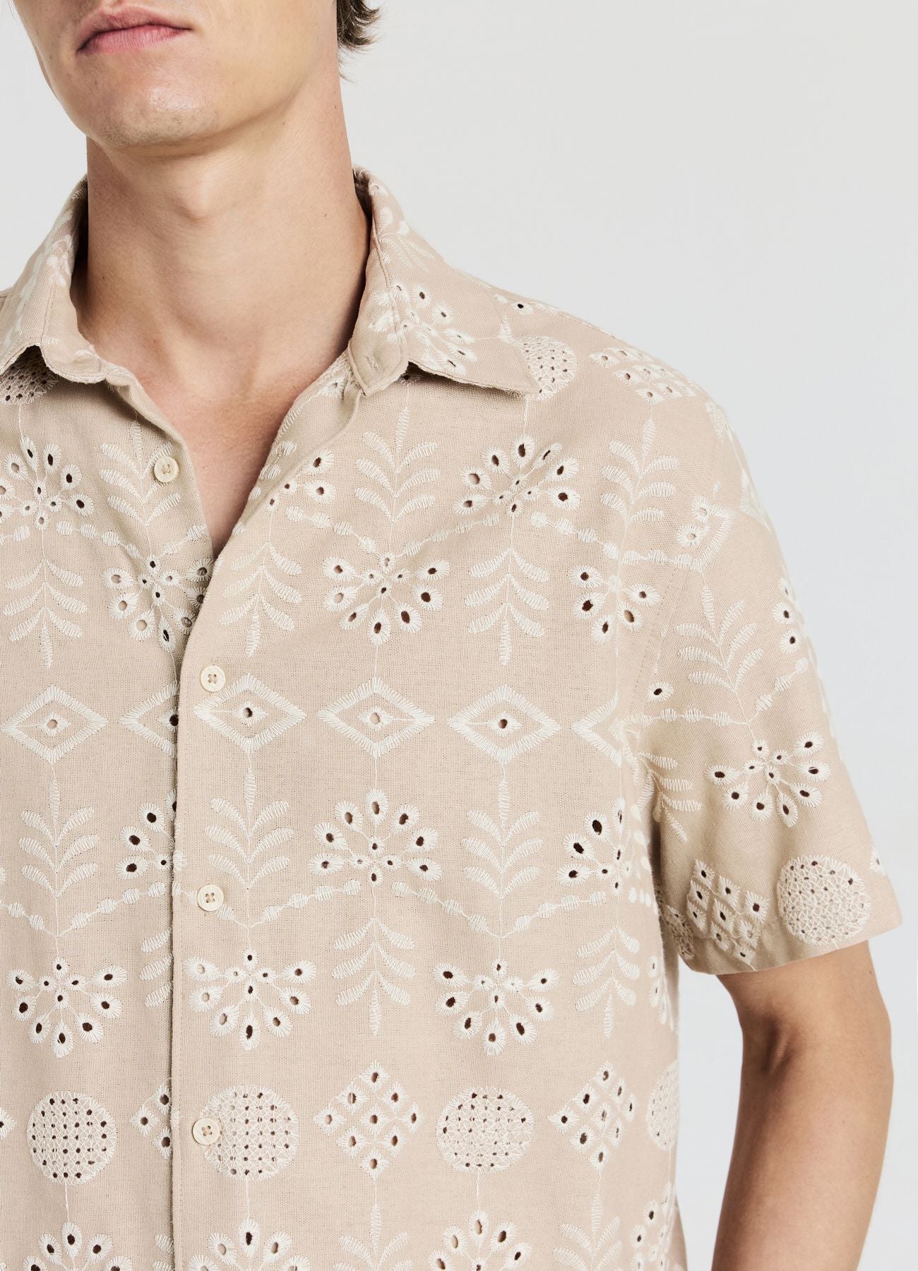 Camicia con ricamo