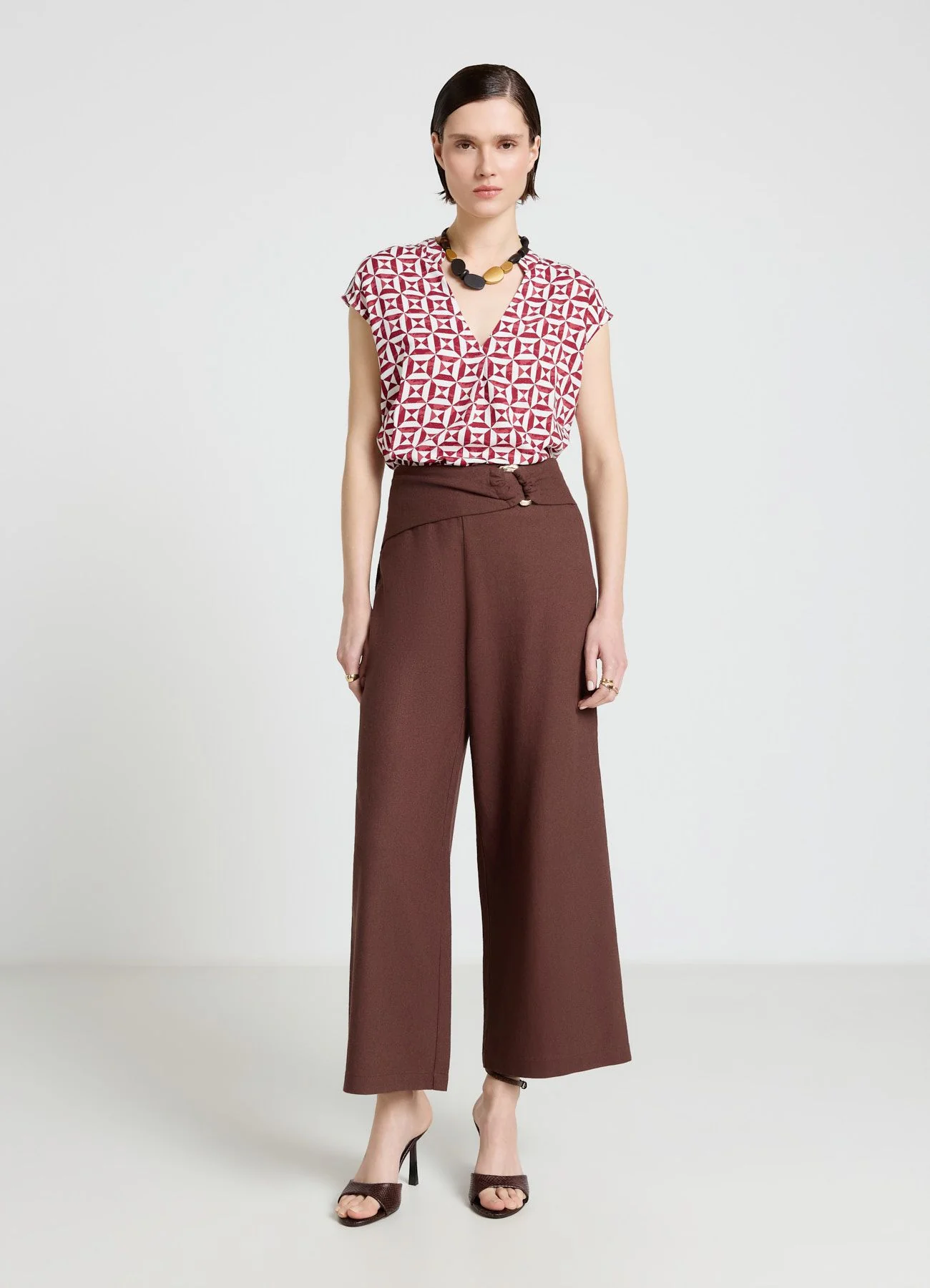 Camicia con stampa geometrica e scollo a V