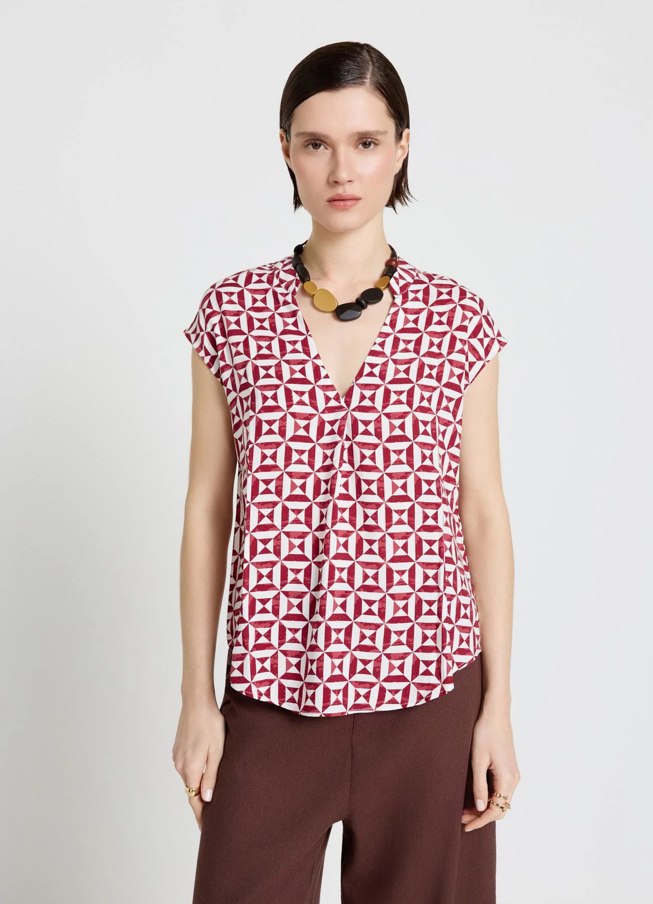 Camicia con stampa geometrica e scollo a V - Image 2